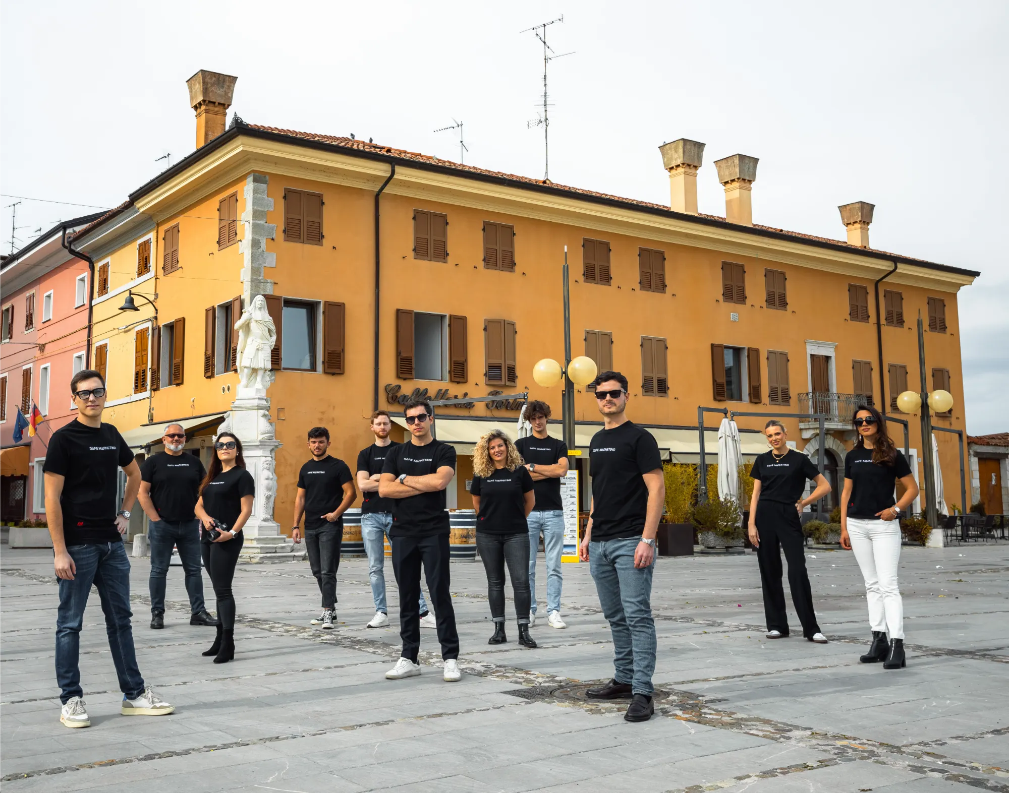 Il team SafeMarketing in posa in piazza